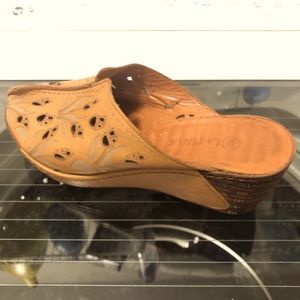 Beautiful shoes w/ wood like design on the heels